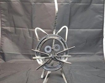 Escultura de gato de metal hecha a mano: obra de arte caprichosa de 35 cm