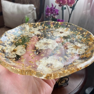 Custom Resin Catch all tray with White roses and Gold, Key bowl, Handmade jewelry tray, Round Vanity tray, Cute Resin Key tray