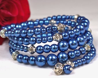 Vergissmeinnicht-Serie, blaue Glasperlen, silberne Bicone-Zwischenperlen, handgefertigtes Charm-Armband aus Memory-Draht von VANGESDesigns