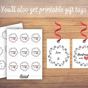 Puede incluir: Un conjunto de etiquetas de regalo imprimibles con coronas florales negras, corazones rojos y el texto "Handmade with" o "From To". Se muestran dos etiquetas individuales con cintas rojas y dos hojas con m&uacute;ltiples dise&ntilde;os de etiquetas.