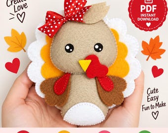 Puede incluir: Un patrón de costura de adorno de pavo de fieltro con un pavo color canela, un lazo rojo con puntos blancos, pico amarillo y carúncula roja. El diseño incluye plumas de fieltro blancas, naranjas y marrones con el texto TURKEY ORNAMENT SEWING PATTERN.