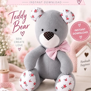 Puede incluir: Un oso de peluche gris con un hocico blanco con puntos marrones, una pajarita rosa claro y detalles de tela blanca en las orejas y pies estampados con pequeñas rosas rojas y hojas verdes. El texto dice PDF SEWING PATTERN.
