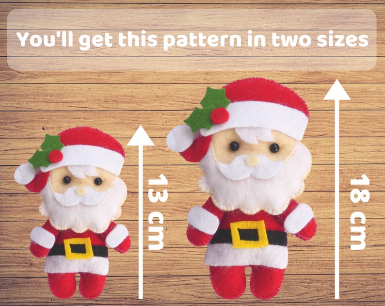 Puede incluir: Dos adornos de fieltro de Pap&aacute; Noel con trajes rojos y blancos, cinturones negros con hebillas amarillas y detalles de acebo verde. El texto dice: You'll get this pattern in two sizes. Las flechas indican alturas de 13 cm y 18 cm.