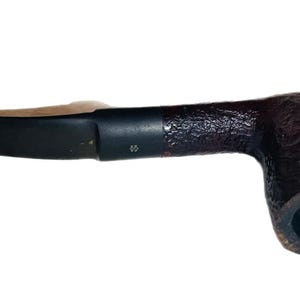 以下が含まれることがあります： 曲がった吸い口と質感のあるボウルを備えた、濃い茶色のパイプ。吸い口は黒色で、ボウルはざらざらとした斑点模様です。「65」の数字がパイプに印刷されています。