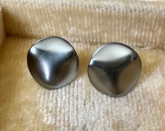 Wavy Gray Circle Earrings