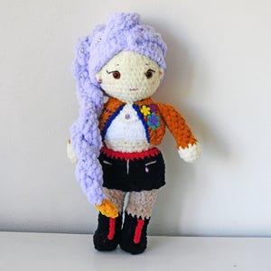 Lalka Amigurumi – Rumi, zainspirowana łowcami demonów Kpop