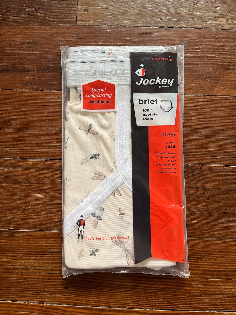 Op de afbeelding: Een verpakking Jockey-slips met een libellenprint. De slips zijn beige met een patroon van libellen en een lichtgrijze tailleband. De verpakking bevat de tekst "Special Long-Lasting Waistband".