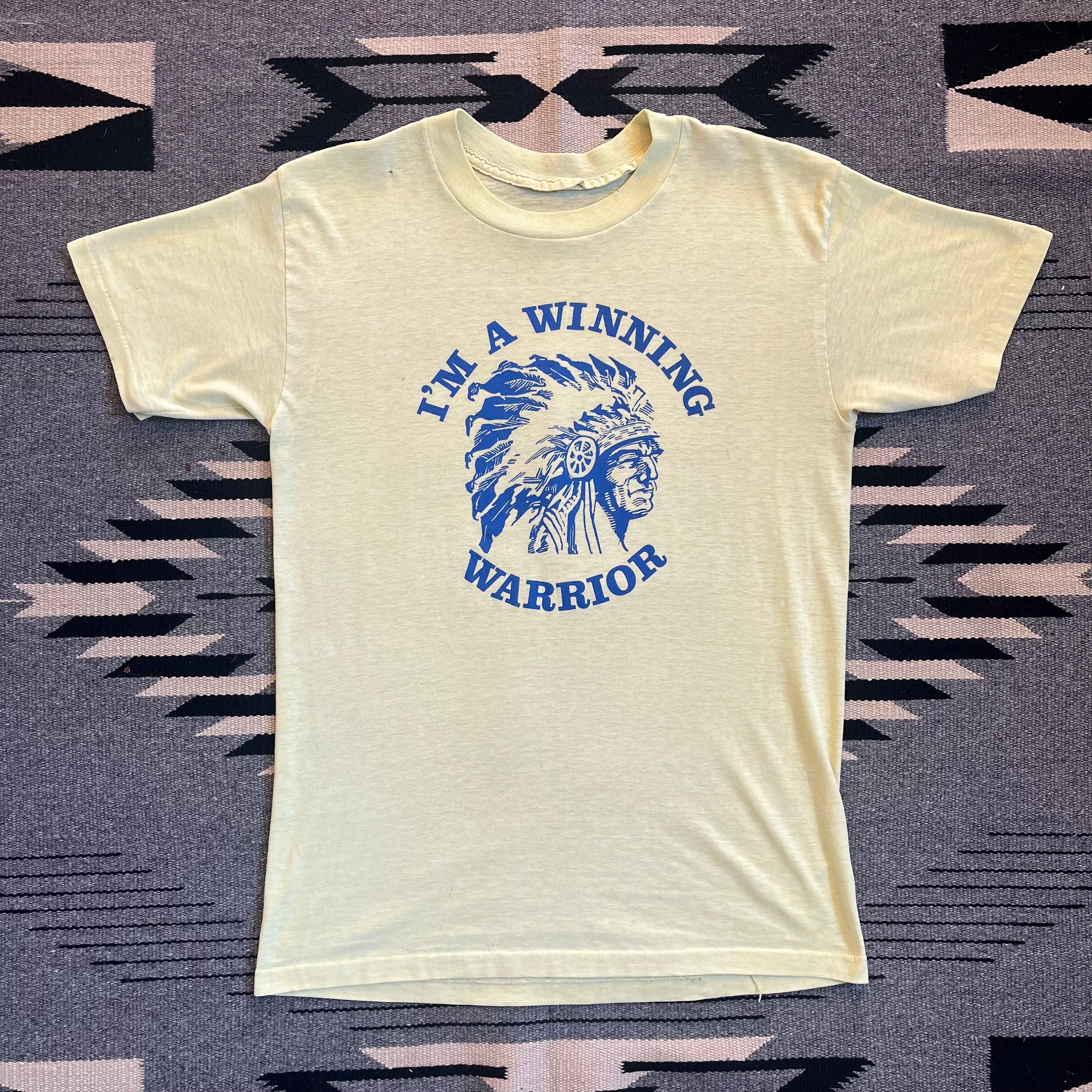 Koszulka Vintage z lat 70. i 80. z motywem wodza Indian Ameryki Północnej, miękka, cienka, jasnożółta, rozmiar M do L - Etsy Polska Koszulka Vintage z lat 70. i 80. z motywem wodza Indian Ameryki Północnej, miękka, cienka, jasnożółta, rozmiar M do L - Etsy Polska