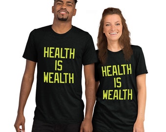 Puede incluir: Dos personas con camisetas negras con el texto "HEALTH IS WEALTH" impreso en amarillo.