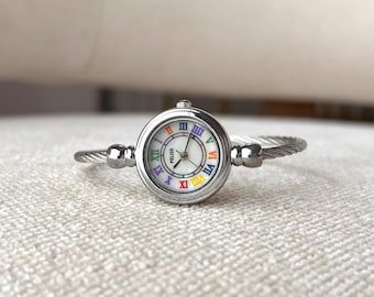 Montre jonc d'inspiration vintage, acier inoxydable, cadran coloré à chiffres romains