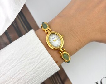 Gold Emerald Stone Bracelet Watch: Vintage Style Women display picture 3