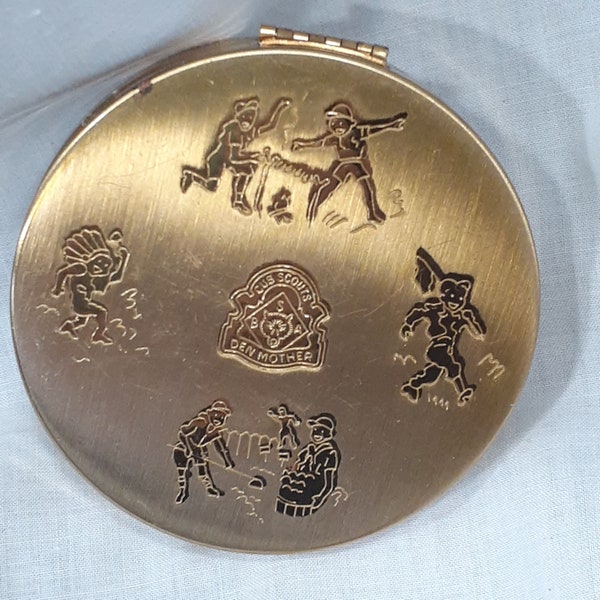 Volupte Compact Cub Scouts of America Den Mothers Round Ton doré des années 1960 à charnière avec miroir et bouffée de poudre originale Compact de maquillage