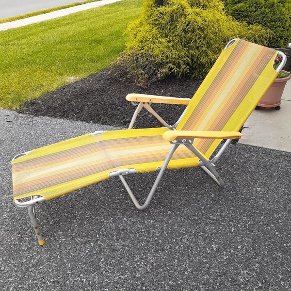 Vintage Folding Fabric Chaise Lounge Chair Aluminum Frame Yellow Orange Stripes Camp Pool Beach Lawn Patio Sunbathing Beach House Lakehouse