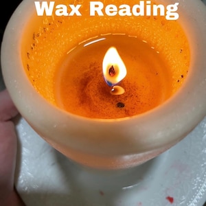 Puede incluir: Una vela blanca con un charco de cera amarilla y una pequeña llama que arde en el centro. La vela está sentada sobre un platillo blanco con un patrón floral. El texto "Wax Reading" está escrito en letras blancas en la parte superior de la imagen.