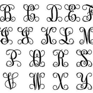 Pu&ograve; includere: Un set di 26 lettere dell'alfabeto in bianco e nero in un font di scrittura decorativo. Ogni lettera &egrave; stilizzata con un fiocco e un ricciolo.
