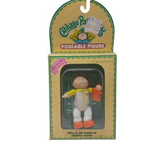 Puede incluir: Una taza de cerámica blanca con un asa negra y el texto "But First, Coffee" en negro, en negrita. La taza está sobre una superficie blanca.