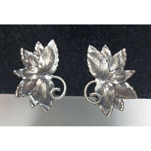 Pendientes de clip Bartek con hojas en tono plateado y pátina MCM vintage n.° J5-Wh