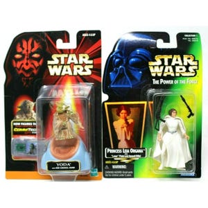 Könnte beinhalten: Zwei Star Wars-Actionfiguren-Verpackungen. Eine zeigt Yoda mit einem Jedi-Rat-Stuhl, die andere Prinzessin Leia Organa mit einer Laserpistole und einem Sturmgewehr. Beide Figuren sind in ihrer Originalverpackung.