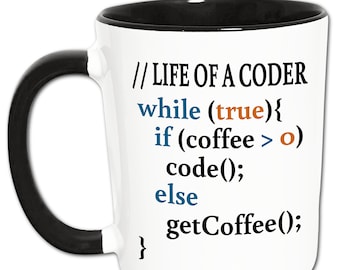 Könnte beinhalten: Eine weiße Keramik-Kaffeetasse mit schwarzem Rand und Henkel. Die Tasse zeigt ein humorvolles Programmiercode-Design mit dem Text "// LIFE OF A CODER" und dem Code "while (true){ if (coffee > 0) code(); else getCoffee(); }"
