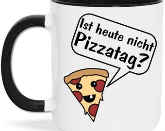 Könnte beinhalten: Weiße Keramiktasse mit schwarzem Henkel und schwarzem Rand. Die Tasse hat ein Cartoon-Pizzaschnitt mit einem Gesicht und den Text "Ist heute nicht Pizzatag?" aufgedruckt.