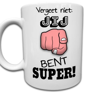 Könnte beinhalten: Weiße Keramiktasse mit einem schwarzen und rosafarbenen Design. Die Tasse zeigt den Text "Vergeet niet: JIJ BENT SUPER!" mit einer Zeigefingergrafik.