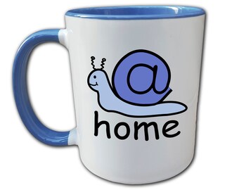 At Home Tasse, Zuhause, Geschenk, Süße Schnecke, Nerd, Computer, Home Office, Internet, Nerd, Faul, Gemütlich, Kaffee trinken, Kaffeetasse