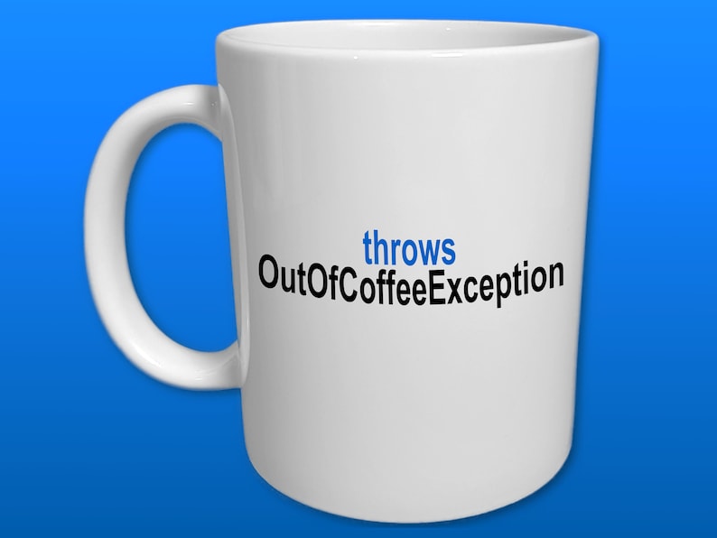 Puede incluir: Taza de caf&eacute; de cer&aacute;mica blanca con asa curva. La taza presenta el texto "throws OutOfCoffeeException" en fuente negra y azul. La taza est&aacute; sobre un fondo azul degradado.
