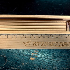 Set Regalo composto da 12 matite colorate, Righello, Temperino e cofanetto in legno