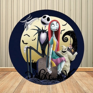 Puede incluir: Una decoraci&oacute;n redonda para fiestas de Halloween, de color azul y amarillo, con Jack Skellington y Sally de la pel&iacute;cula Pesadilla antes de Navidad. Los personajes est&aacute;n representados en un entorno fant&aacute;stico con una luna y murci&eacute;lagos.