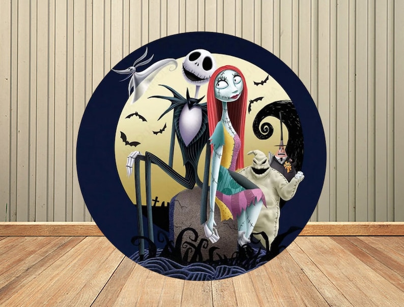 Puede incluir: Una decoraci&oacute;n redonda para fiestas de Halloween, de color azul y amarillo, con Jack Skellington y Sally de la pel&iacute;cula Pesadilla antes de Navidad. Los personajes est&aacute;n representados en un entorno fant&aacute;stico con una luna y murci&eacute;lagos.