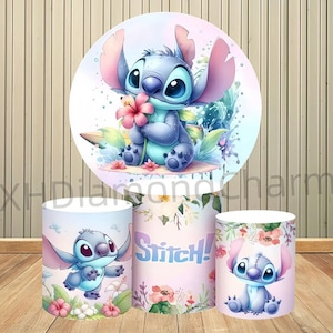 Puede incluir: Un tel&oacute;n de fondo redondo y tres soportes cil&iacute;ndricos con el personaje Stitch de Lilo & Stitch. El tel&oacute;n de fondo muestra a Stitch sosteniendo una flor. Los soportes muestran a Stitch y la palabra "Stitch!" con dise&ntilde;os florales.
