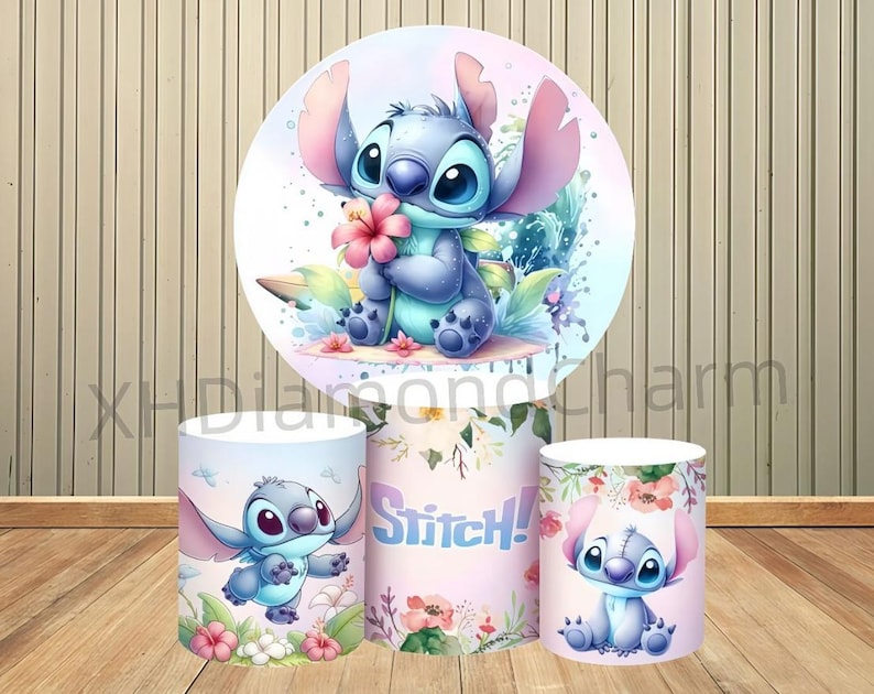 Puede incluir: Un tel&oacute;n de fondo redondo y tres soportes cil&iacute;ndricos con el personaje Stitch de Lilo & Stitch. El tel&oacute;n de fondo muestra a Stitch sosteniendo una flor. Los soportes muestran a Stitch y la palabra "Stitch!" con dise&ntilde;os florales.