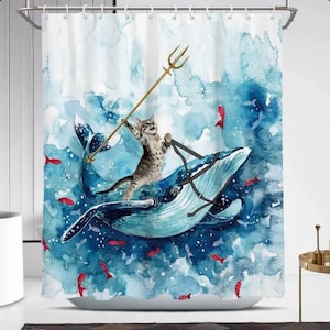 Pode incluir: Uma cortina de chuveiro caprichosa com um design em aquarela de um gato montado em uma baleia e segurando um tridente dourado. A cena é ambientada em um oceano azul com peixes vermelhos, criando uma decoração de banheiro lúdica.