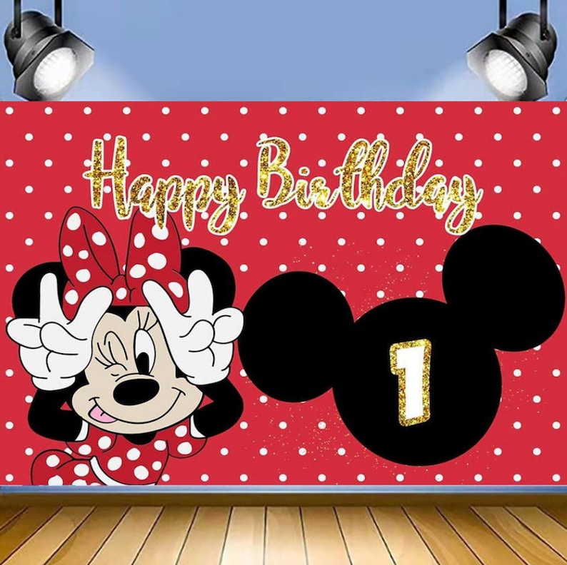 Puede incluir: Fondo rojo con lunares blancos y una pancarta de "Feliz cumplea&ntilde;os" con purpurina dorada. Minnie Mouse est&aacute; en el lado izquierdo del fondo, y las orejas de Mickey Mouse est&aacute;n en el lado derecho con un "1" de purpurina dorada en el medio.