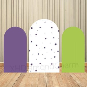 Puede incluir: Tres paneles de fondo en forma de arco para fotografía. El panel izquierdo es morado, el panel central es blanco con un patrón disperso de estrellas moradas oscuras, y el panel derecho es verde.