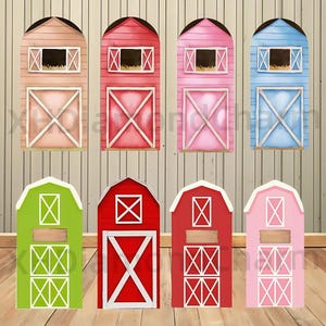 Puede incluir: Ocho recortes coloridos en forma de granero en tonos de rosa, rojo, azul y verde. Cada granero tiene una puerta y un diseño de ventana blancos, con un fondo y un suelo de tablones de madera. Los graneros están dispuestos en dos filas.