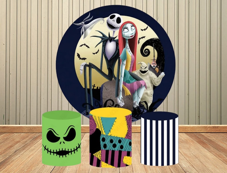 Puede incluir: Tres soportes redondos para tartas con diferentes dise&ntilde;os. El primer soporte es verde con una cara de Jack Skellington en blanco y negro. El segundo soporte es amarillo con un dise&ntilde;o de patchwork. El tercer soporte es azul y blanco a rayas.