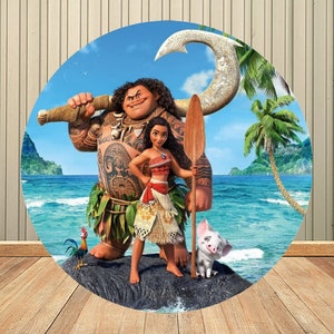 Puede incluir: Gr&aacute;fico circular con personajes de la pel&iacute;cula animada Moana. La imagen muestra a Maui, Moana, Hei Hei y Pua en un entorno tropical con un oc&eacute;ano azul y palmeras. Maui sostiene un gran gancho y Moana una paleta de madera.