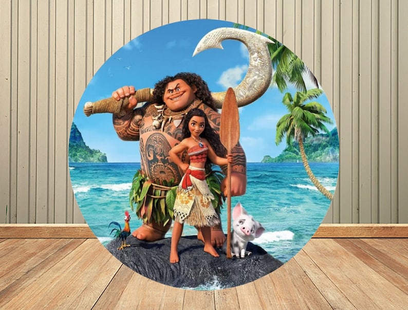 Puede incluir: Gr&aacute;fico circular con personajes de la pel&iacute;cula animada Moana. La imagen muestra a Maui, Moana, Hei Hei y Pua en un entorno tropical con un oc&eacute;ano azul y palmeras. Maui sostiene un gran gancho y Moana una paleta de madera.