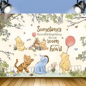 Puede incluir: Una ilustración caprichosa con Winnie the Pooh y sus amigos. La obra de arte incluye a Pooh, Piglet, Tigger, Eeyore y otros personajes, con una cita que dice: "A veces las cosas más pequeñas ocupan la mayor parte de tu corazón". El fondo es beige claro con follaje verde.