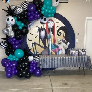 Puede incluir: Un tel&oacute;n de fondo de fiesta con tem&aacute;tica de Pesadilla Antes de Navidad con un mantel a rayas blancas y negras. El tel&oacute;n de fondo presenta a Jack Skellington y Sally de la pel&iacute;cula. El tel&oacute;n de fondo est&aacute; decorado con globos negros, blancos, azul verdoso y morados.