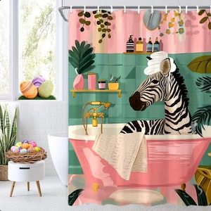 Könnte beinhalten: Ein rosa Duschvorhang mit einer Illustration eines Zebras in einer Badewanne. Das Zebra trägt ein Handtuch auf dem Kopf. Der Hintergrund zeigt eine grüne geflieste Wand, rosa Akzente und dekorative Pflanzen. Eine weiße Badewanne befindet sich im Vordergrund.