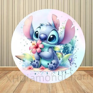Puede incluir: Gr&aacute;fico circular de estilo acuarela con Stitch de Lilo & Stitch. Stitch, de color azul, sostiene una flor rosa. El fondo es una mezcla suave de rosa, azul y verde. El texto "XHDiamondCharm" es visible en la parte inferior.