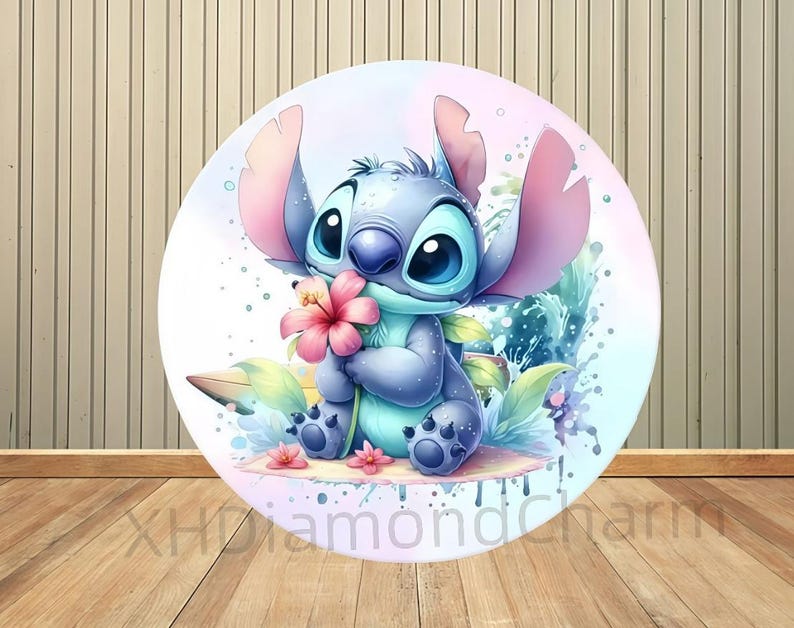 Puede incluir: Gr&aacute;fico circular de estilo acuarela con Stitch de Lilo & Stitch. Stitch, de color azul, sostiene una flor rosa. El fondo es una mezcla suave de rosa, azul y verde. El texto "XHDiamondCharm" es visible en la parte inferior.