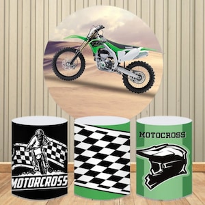 Pode incluir: Três capas de mesa redondas com temas de motocross. Uma capa apresenta um padrão xadrez verde e branco, outra tem um padrão xadrez preto e branco, e a terceira tem uma ilustração em preto e branco de um piloto de motocross com a palavra "MOTOCROSS" em letras brancas.