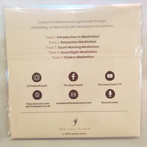 Puede incluir: Una tarjeta beige con el texto "The Soul Coach" y un logotipo de una persona levantando los brazos en el aire. La tarjeta enumera pistas de meditaci&oacute;n guiada: Introducci&oacute;n a la meditaci&oacute;n, Meditaci&oacute;n de relajaci&oacute;n, Meditaci&oacute;n de buenos d&iacute;as, Meditaci&oacute;n de buenas noches y Meditaci&oacute;n de chakras. La tarjeta tambi&eacute;n incluye identificadores de redes sociales e informaci&oacute;n del sitio web para The Soul Coach.