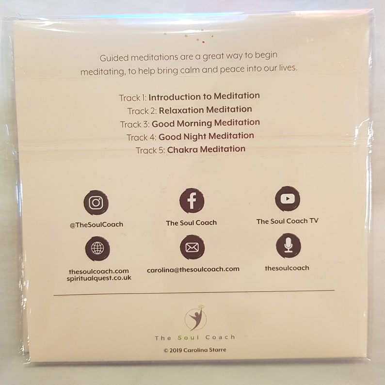 Puede incluir: Una tarjeta beige con el texto "The Soul Coach" y un logotipo de una persona levantando los brazos en el aire. La tarjeta enumera pistas de meditaci&oacute;n guiada: Introducci&oacute;n a la meditaci&oacute;n, Meditaci&oacute;n de relajaci&oacute;n, Meditaci&oacute;n de buenos d&iacute;as, Meditaci&oacute;n de buenas noches y Meditaci&oacute;n de chakras. La tarjeta tambi&eacute;n incluye identificadores de redes sociales e informaci&oacute;n del sitio web para The Soul Coach.