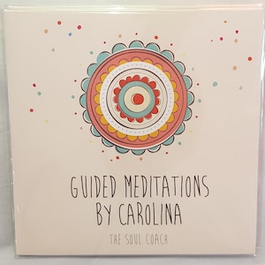 Puede incluir: Una tarjeta de color rosa claro y crema con un dise&ntilde;o de mandala colorido en la esquina superior derecha. El texto "GUIDED MEDITATIONS BY CAROLINA THE SOUL COACH" est&aacute; impreso en negro en la parte inferior de la tarjeta.