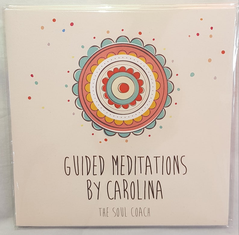 Puede incluir: Una tarjeta de color rosa claro y crema con un dise&ntilde;o de mandala colorido en la esquina superior derecha. El texto "GUIDED MEDITATIONS BY CAROLINA THE SOUL COACH" est&aacute; impreso en negro en la parte inferior de la tarjeta.