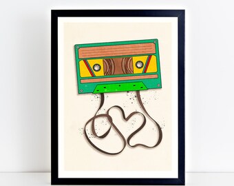 Pode incluir: Uma fita cassete vintage com um design verde, amarelo e castanho. A fita está pendurada na sua caixa de cassete, com a fita a formar um coração.
